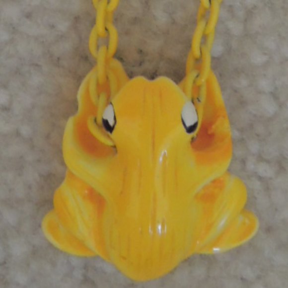 Necklace Hand Painted Yellow Frog Pendant on Yellow Chain Vtg 1960s - Jewel Box - Picture 2 of 9